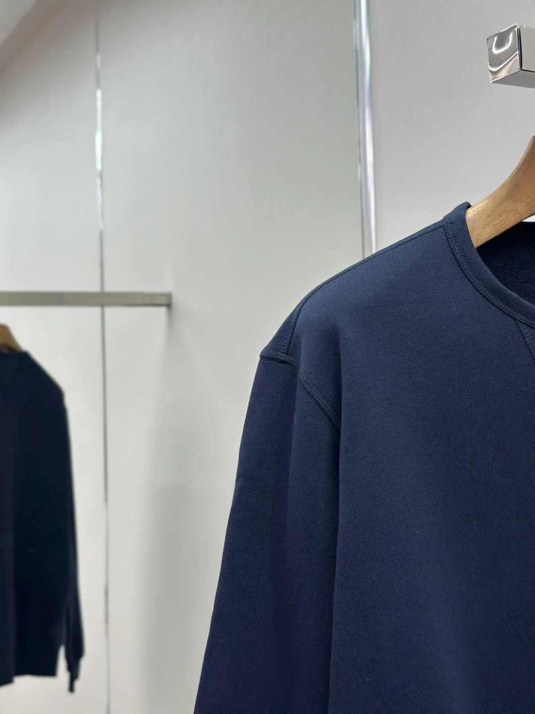 P290 [Same-origin fabric, exclusive new style, first choice for old money] Ralph Laure Ralph Lauren embroidered long-sleeved sweatshirt is made of cotton blended fabric, which is soft and tough to the touch. It has been finely spun and pre-shrunk, making it comfortable to the touch and not easy to deform. You don’t have to worry about shrinkage or pilling for daily wear and washing, and the texture is stable and online! The pony embroidery on the chest, despite the small size, has fine stitches and every stitch is perfectly stitched. The embroidery thread is pure in color and high in fastness. It is simple and high-end, highlighting the brand's iconic exquisite craftsmanship! The neckline is a classic round neck design, with an exquisite small V-shaped splicing design at the bottom. The workmanship is particularly neat, and the stitching in the circle is straight and even, without any distortion. It will not become loose and deformed after being worn for a long time. It fits the neck without being tight, and it is full of comfort! Scan the QR code on the label to enter the official website directly! It’s like adding an “identity pass” to clothes, and the quality is directly visualized ‼ ️ Size: S-XL